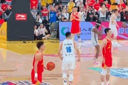 九游会j9官网真人游戏第一品牌😑在想啥？孙铭徽开大脚时 胡金秋&朱俊龙叉着腰目睹了全程
