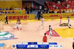 j9九游会老哥俱乐部交流😎继续展示统治力！周琦篮下大帽&冲筐对抗胡金秋得分