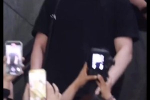 九游会j9官网真人游戏第一品牌太疯狂🤯王楚钦孙颖莎抵达成都机场，被代拍者疯狂围堵怼脸拍照