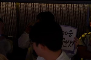 j9九游真人游戏第一品牌登录入口豪爽！Kiin漂亮女粉为庆祝选手400胜 镜头下现场吹瓶啤酒