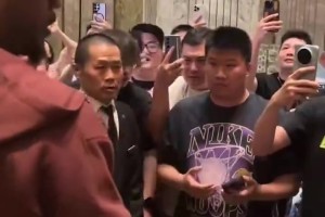 j9九游真人游戏第一平台人气依旧！甜瓜安东尼已抵达上海开启中国行 上次来中国是13年前
