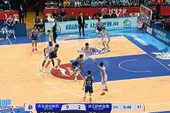 j9九游真人游戏第一品牌登录入口凶猛！杨瀚森拼下前场篮板 腾空暴起单臂将球砸进篮筐打成2+1