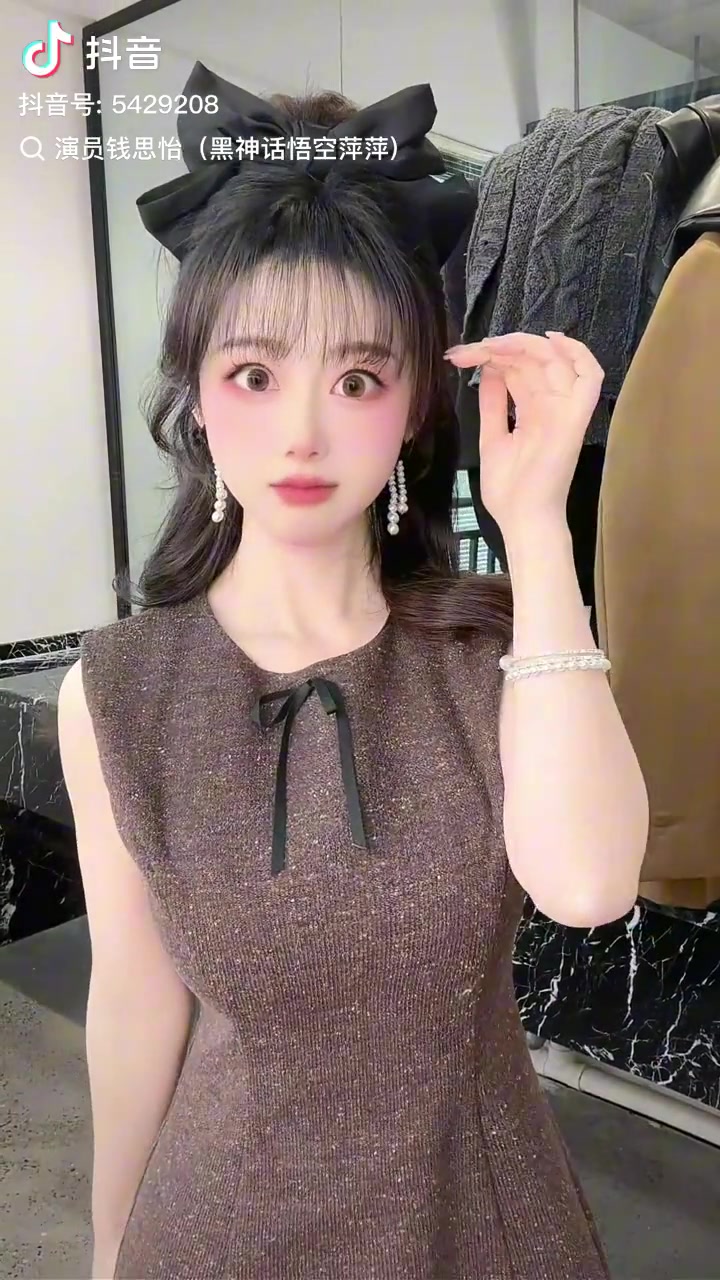 j9九游会官方登录《黑神话》女演员钱思怡发布视频：头顶蝴蝶结 可爱手势舞俘虏男玩家