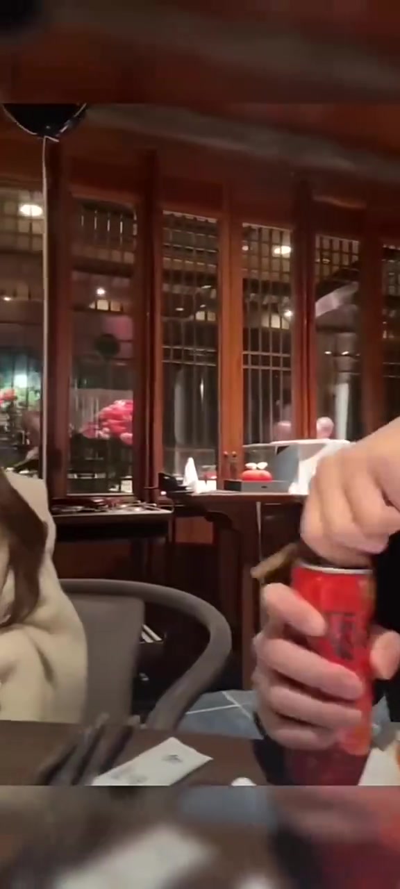九游会j9官网真人游戏第一品牌快进到Leyan探花？小乐言参加抖音卡颜晚宴，10个500w粉丝女网红作陪