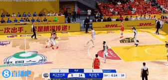 j9九游会老哥俱乐部交流😎继续展示统治力！周琦篮下大帽&冲筐对抗胡金秋得分
