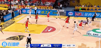 j9九游会老哥俱乐部交流😎继续展示统治力！周琦篮下大帽&冲筐对抗胡金秋得分