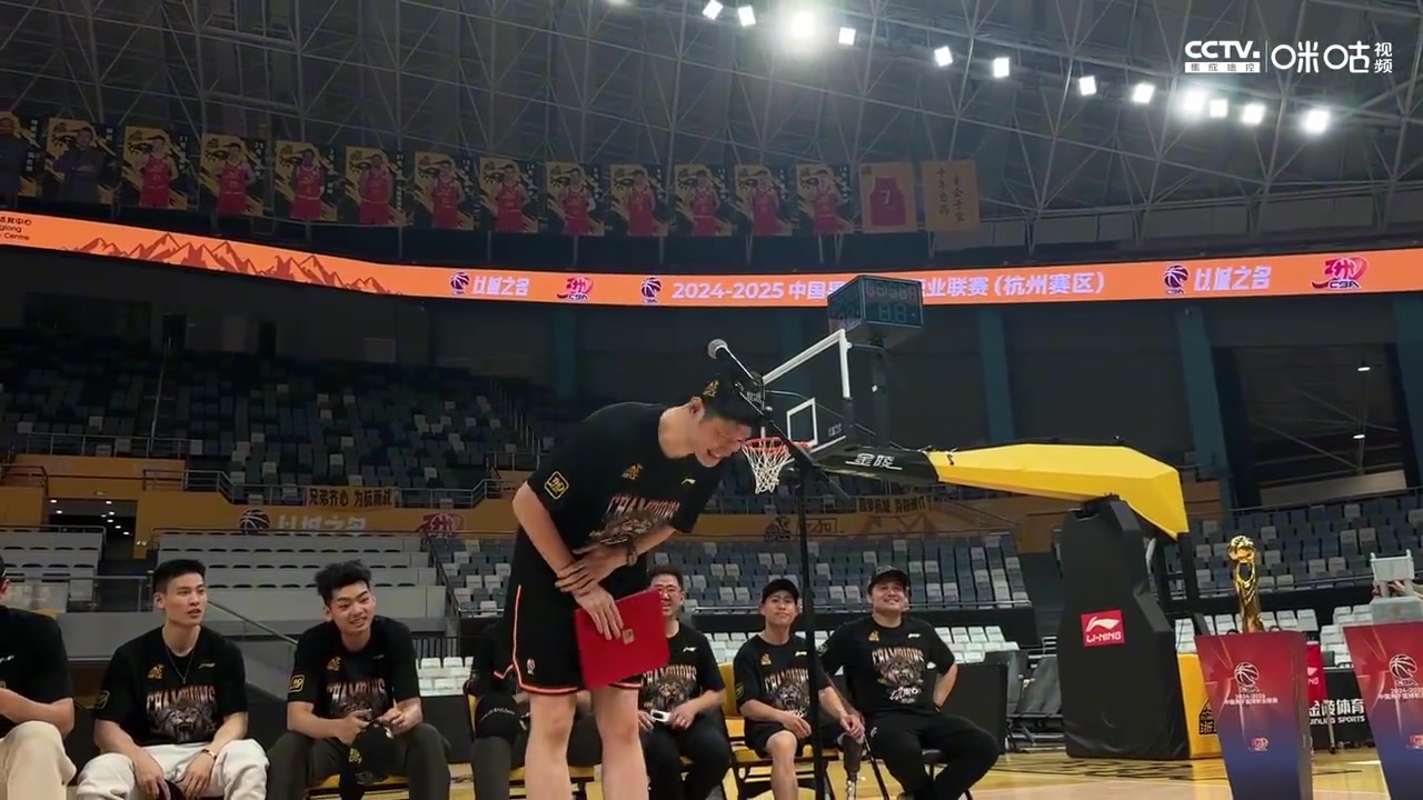 j9九游会官方登录他值得！胡金秋在广厦球迷答谢会上发言 现场球迷高喊MVP